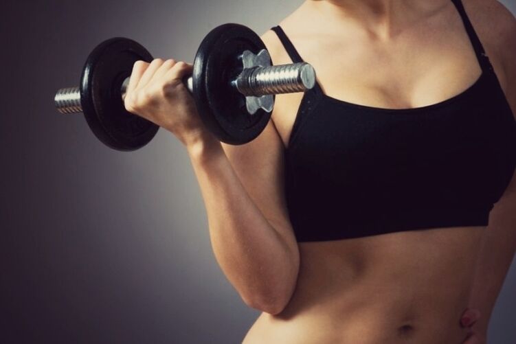 Harjutuste tegemine hantlitega rindade suurendamiseks